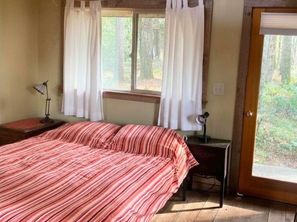 queen room at yoga retreat in Oregon