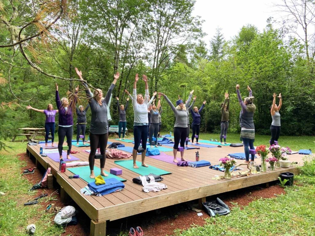 women practicing yoga at PNW yoga retreat in Oregon during the summer