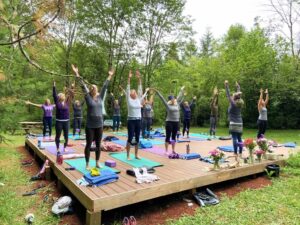 women practicing yoga at PNW yoga retreat in Oregon during the summer